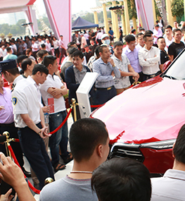 Người dân Thủ đô háo hức chiêm ngưỡng xe Vinfast