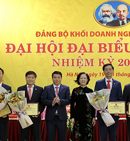 PVN  gắn biển 2 công trình dầu khí chào mừng Đại hội Đảng