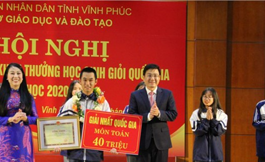 Vĩnh Phúc thưởng 3,7 tỷ đồng cho giáo viên, học sinh giỏi quốc gia