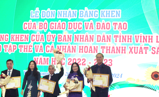 Trường Đại học Cửu Long đón nhận Bằng khen của Bộ GD&ĐT và UBND tỉnh Vĩnh Long