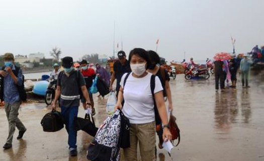 Hơn 300 du khách tức tốc rời đảo Lý Sơn trước giờ bão số 5 đổ bộ