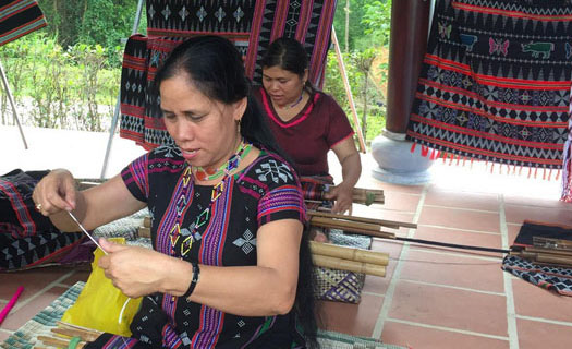 A Lưới đưa thổ cẩm Zèng vào thời trang hiện đại