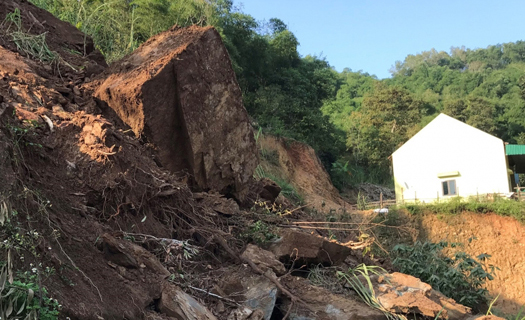 Hàng vạn khối đất đá dọa đổ sập xuống nhiều nhà dân sau mưa lũ