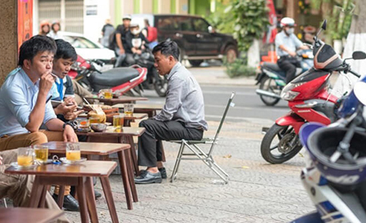 Chủ tịch Hà Nội yêu cầu giải tỏa ngay quán nước lấn chiếm vỉa hè, tụ tập đông người