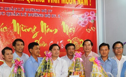 Bộ trưởng Nguyễn Văn Thể chúc Tết công nhân cao tốc Trung Lương - Mỹ Thuận